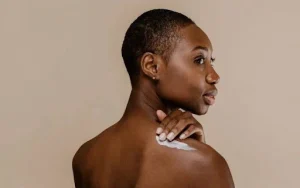 belle femme noire utilisant un lait de corps