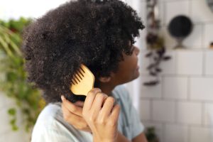 Femme peignant sa chevelure crépue