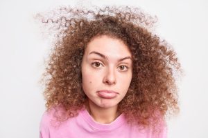 Femme afro aux cheveux ondulés