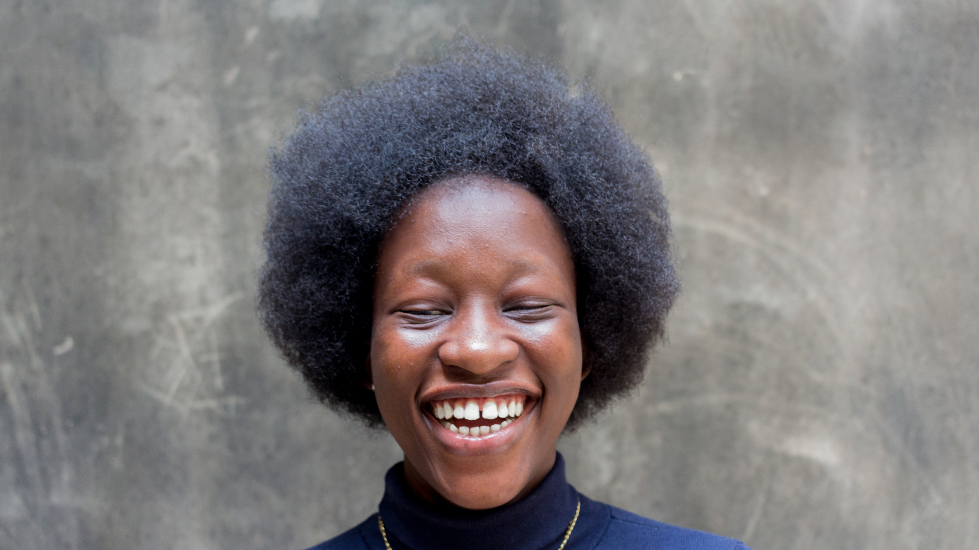 Femme avec des cheveux afros en pleine santé