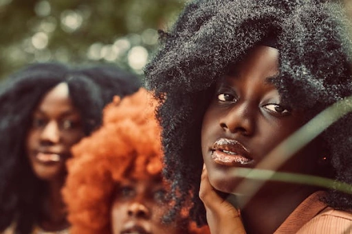 3 femmes afros aux cheveux crépus