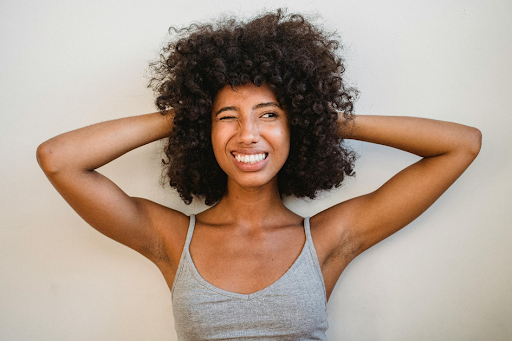 Une femme afro qui se tient les cheveux