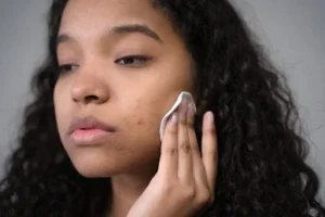 Femme afro en train de se démaquiller