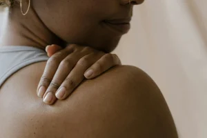 Femme noire vue de dos